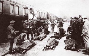Embarquement dans un train-hôpital - English Photographer